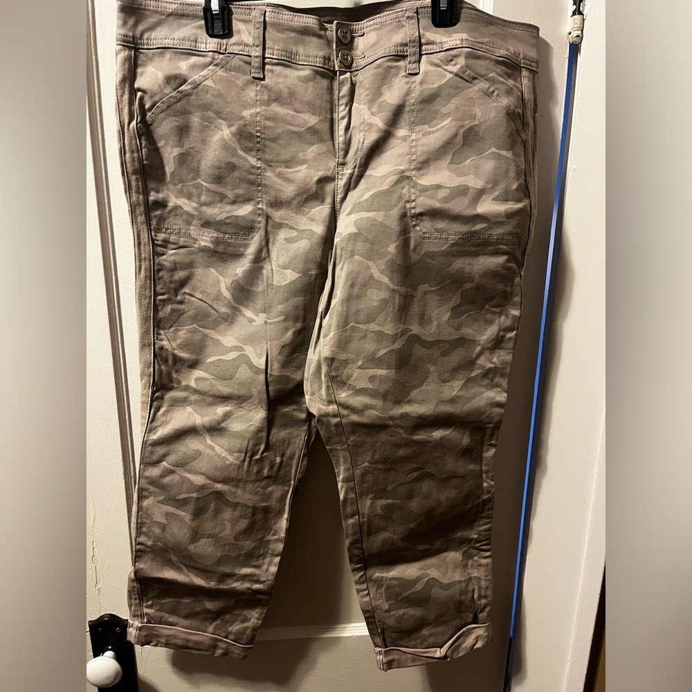 Torrid Camo Capri